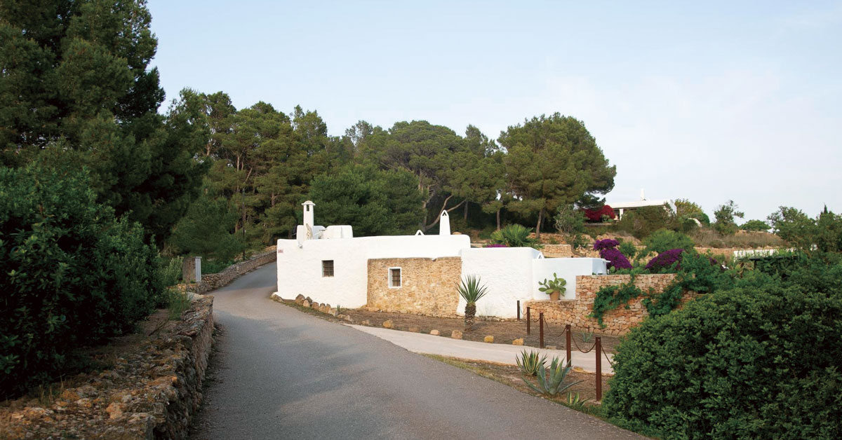 casa ibicenca moderna en el campo