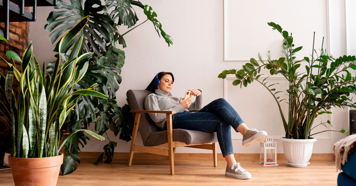 mujer descansando en espacio verde interior