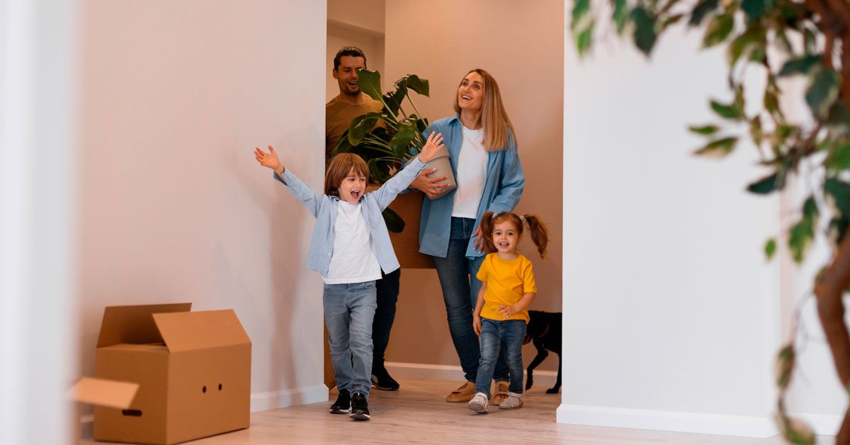 Familia entrando a su nuevo hogar saludable