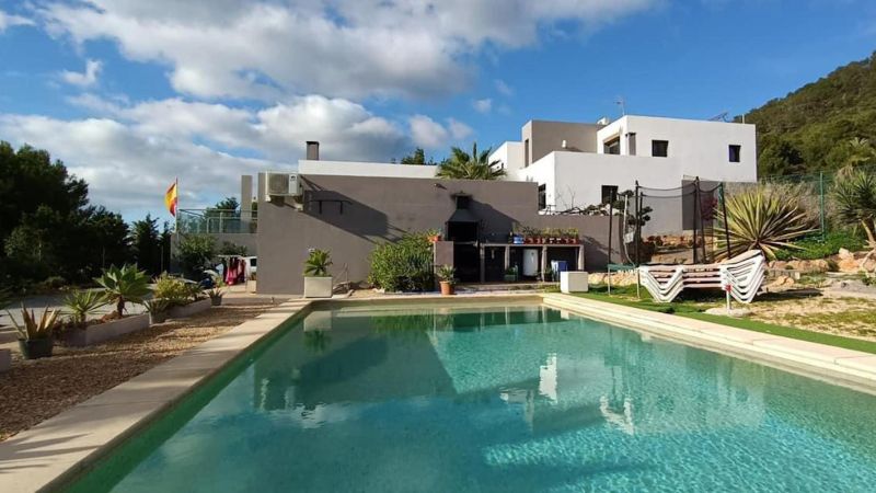 Villa con vista al mar situada en el sur de la isla de Ibiza