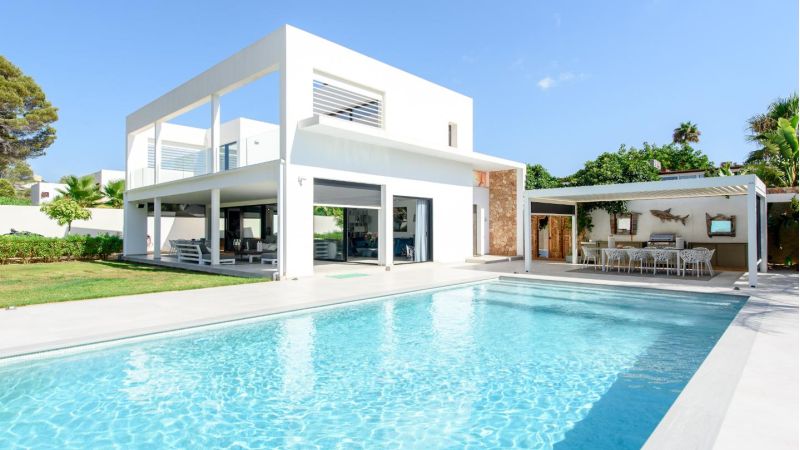 Villa de obra nueva situada cerca de la playa en Cala Tarida - Ibiza